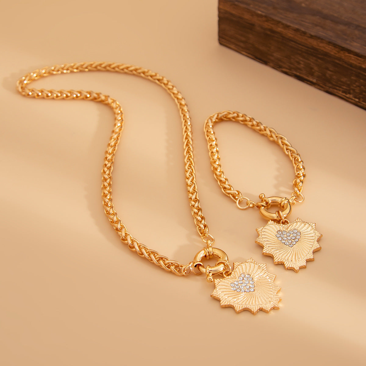 Diamond studded heart-shaped metal pendant necklace, light luxury style spring buckle collarbone chain set